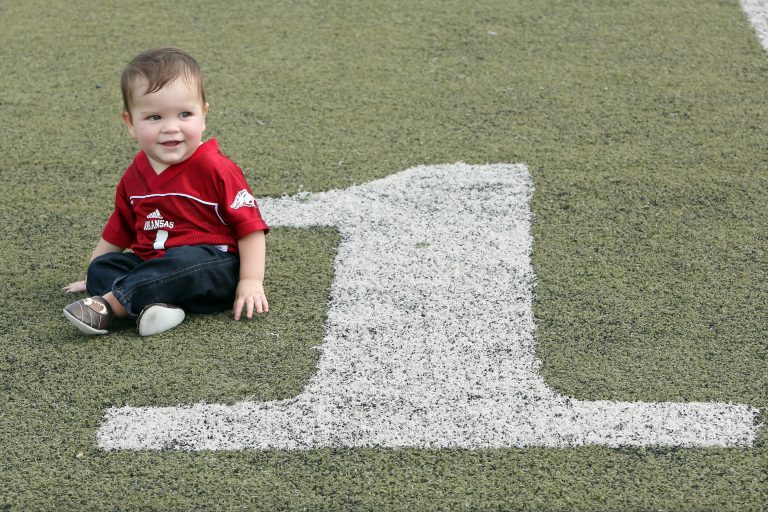 Football Birthday Party theme ideas for toddlers or baby's first birthday. Tailgate Football Party decorations, food ideas, party supplies & more cute tips. #football #footballmom #birthdayparty #firstbirthday #birthdaydecoration #birthdayparty #tailgating #birthday