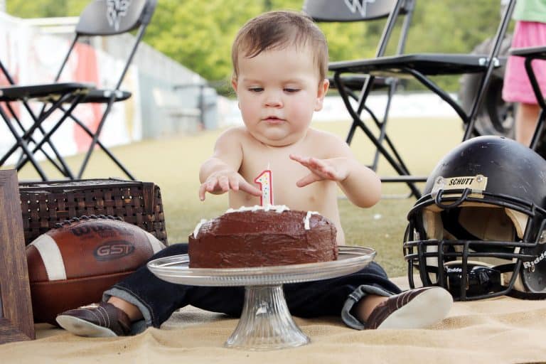 Football Birthday Party theme ideas for toddlers or baby's first birthday. Tailgate Football Party decorations, food ideas, party supplies & more cute tips. #football #footballmom #birthdayparty #firstbirthday #birthdaydecoration #birthdayparty #tailgating #birthday