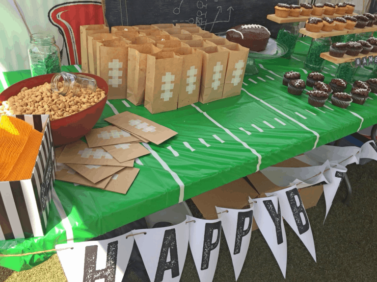 Football Birthday Party theme ideas for toddlers or baby's first birthday. Tailgate Football Party decorations, food ideas, party supplies & more cute tips. #football #footballmom #birthdayparty #firstbirthday #birthdaydecoration #birthdayparty #tailgating #birthday
